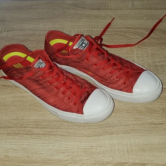 Like new Converse Chuck Taylor sneaker. Men's 11. - Picture 2 of 5